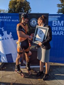 Tõnis Paalme Guinnessi maailmarekordi tunnistusega Berliini maratonil